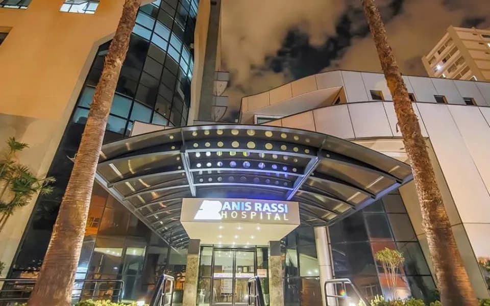 Hospital Anis Rassi em Goiânia com fachada e entrada principal da unidade hospitalar