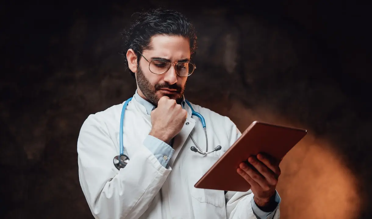 Médico analisando exames em um tablet