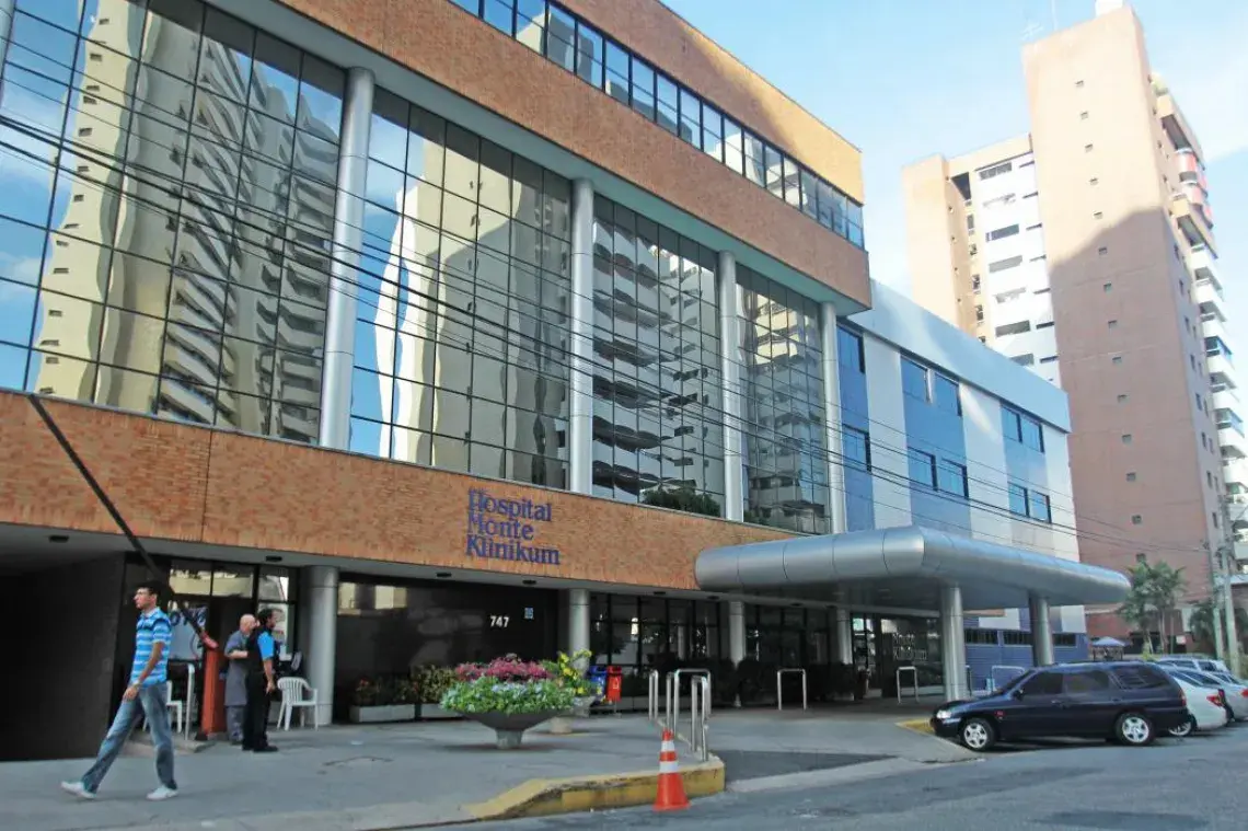 Fachada do Hospital Monte Klinikum em Fortaleza, unidade hospitalar da rede privada de saúde no Ceará