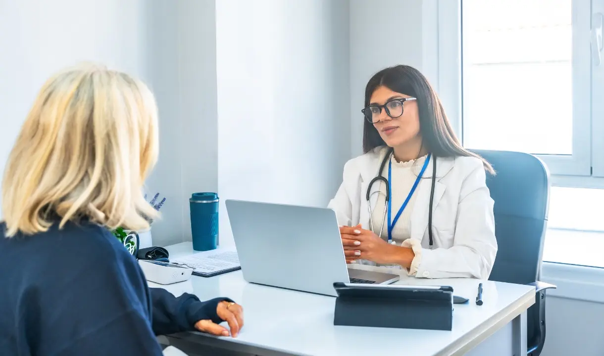 Médica atendendo paciente em consultório