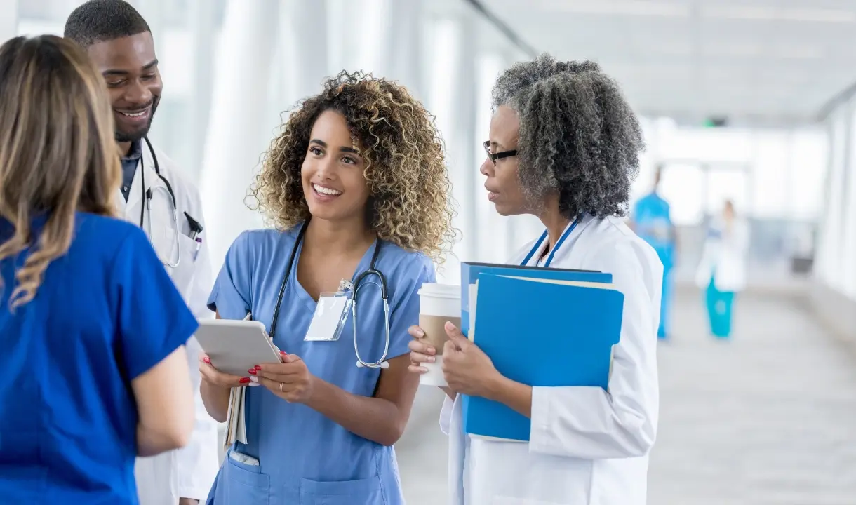 Equipe de saúde consultando um prontuário no tablet